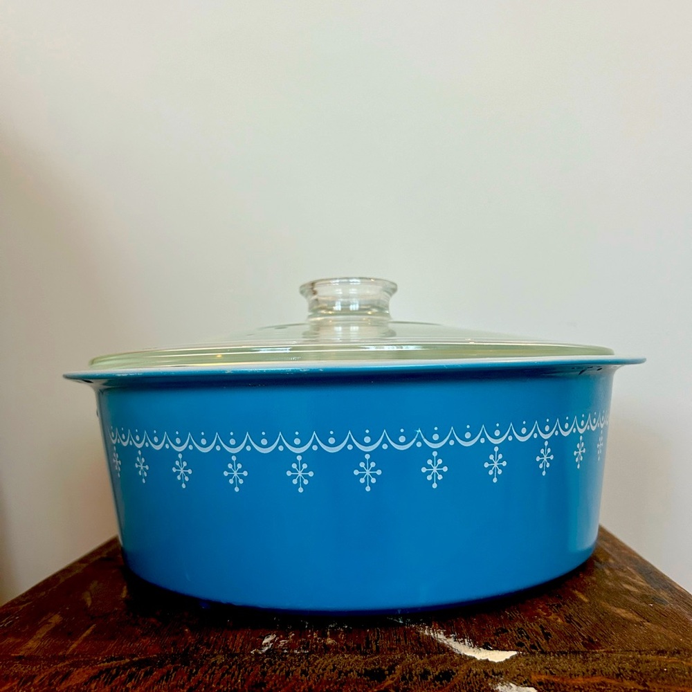 Big Birtha 4 Qt Snowflake Garland Pyrex with Lid